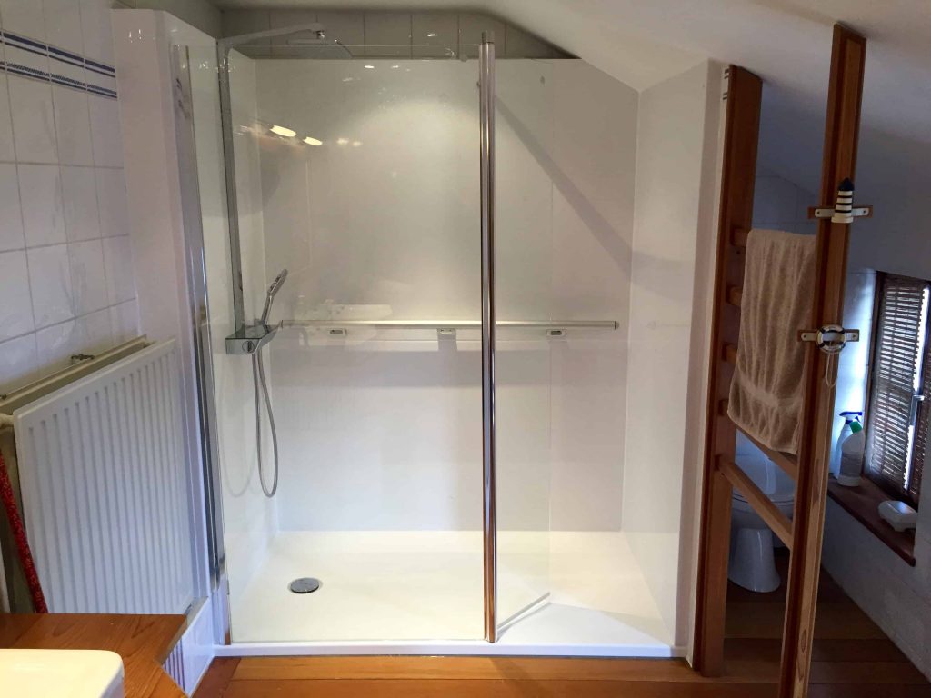 Cabine de douche pour un accès simplifié