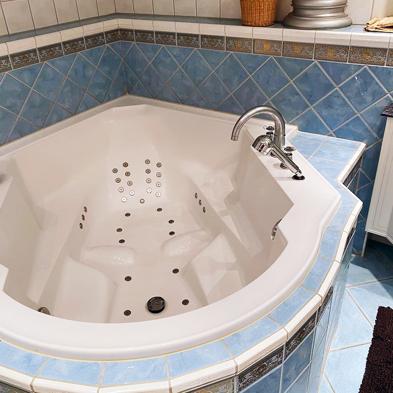 Une baignoire d'angle peut également disposer du système de massage
